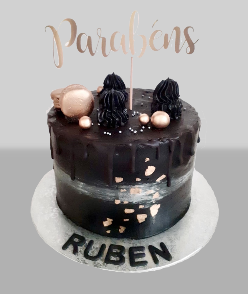 Bolo Preto e Dourado
