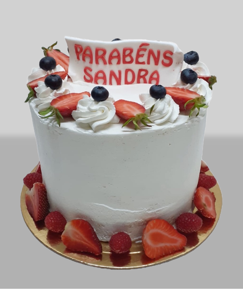 Bolo Branco com Frutos Vermelhos