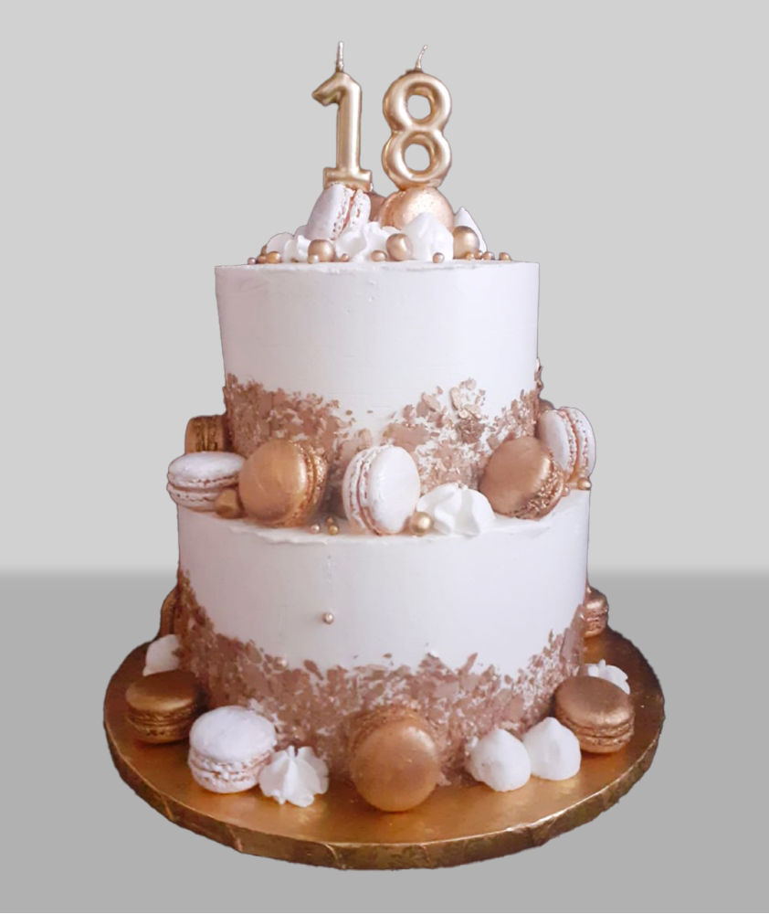 Bolo Branco e Dourado com Macarons