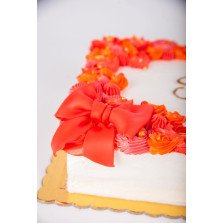 Bolo Retangular Branco e Vermelho com Flores e Laço