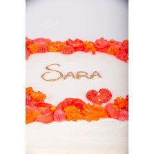 Bolo Retangular Branco e Vermelho com Flores e Laço