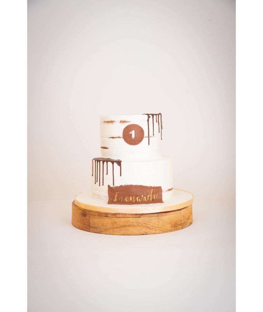 Bolo 2 andares Branco Caiado com Drip de Chocolate