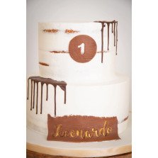 Bolo 2 andares Branco Caiado com Drip de Chocolate