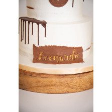 Bolo 2 andares Branco Caiado com Drip de Chocolate