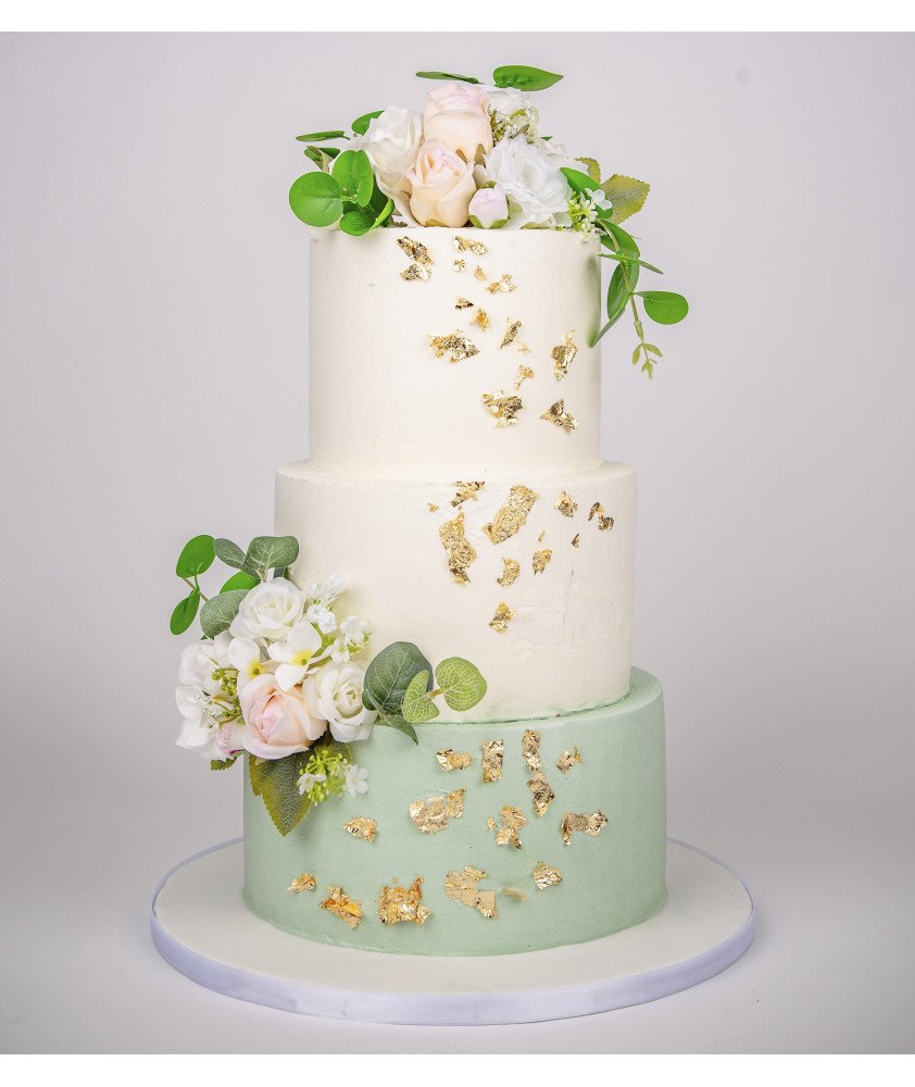 Bolo Casamento Verde e Branco com Flores e Folha de Ouro