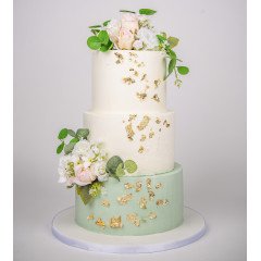 Bolo Casamento Verde e Branco com Flores e Folha de Ouro