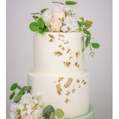 Bolo Casamento Verde e Branco com Flores e Folha de Ouro
