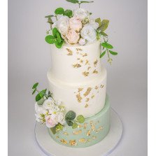 Bolo Casamento Verde e Branco com Flores e Folha de Ouro
