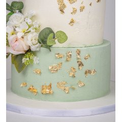 Bolo Casamento Verde e Branco com Flores e Folha de Ouro