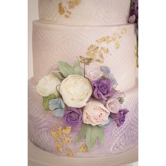 Bolo com Flores de Açúcar em tons Branco e Lilás
