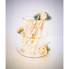 Bolo com Detalhes Dourados e Flores Brancas