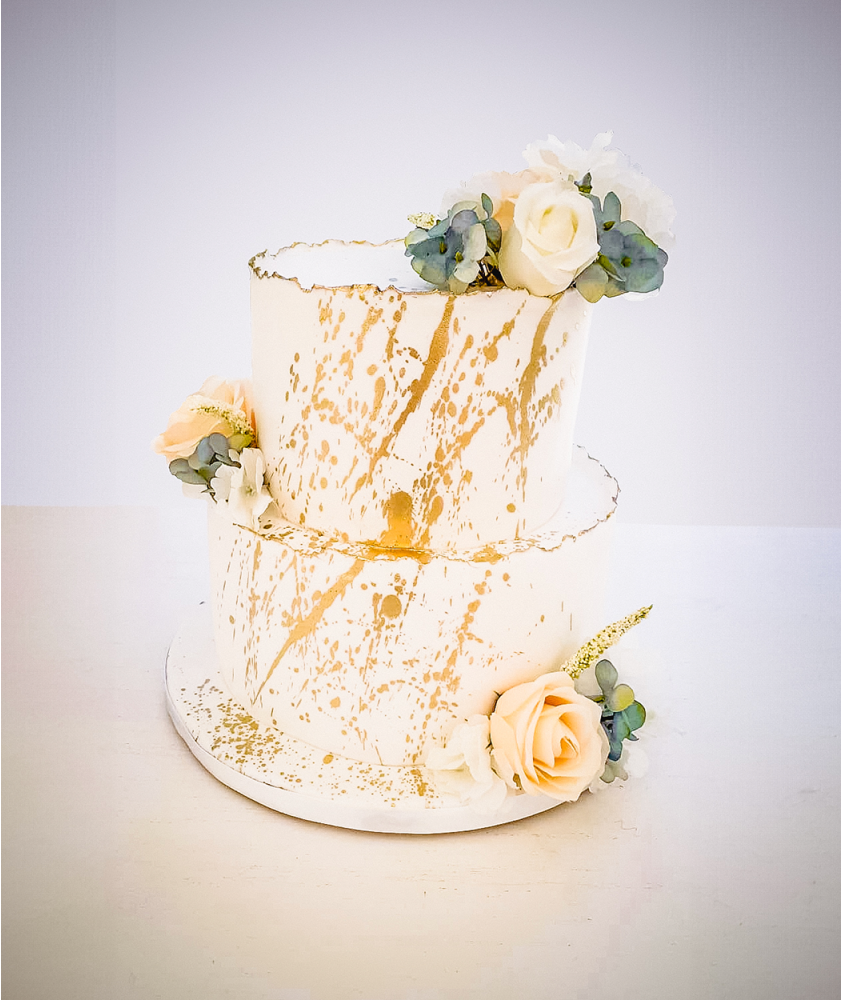 Bolo com Detalhes Dourados e Flores Brancas