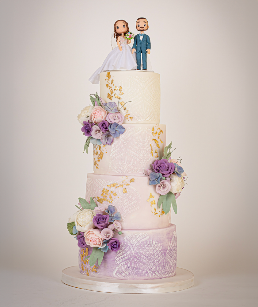 Bolo com Flores de Açúcar em tons Branco e Lilás