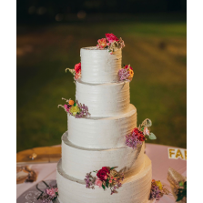 Bolo Branco com Relevo e Arranjos de Flores Coloridos